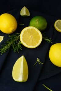 Fette di limone e lime fresche con erbe aromatiche