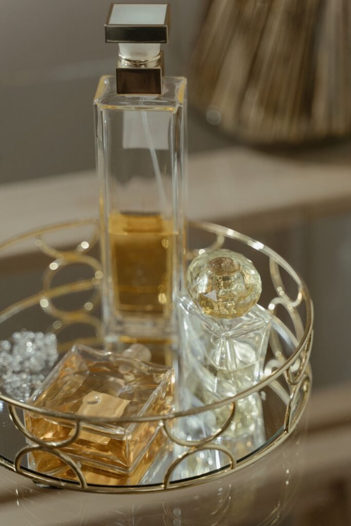 Boccette di profumo trasparenti su vassoio