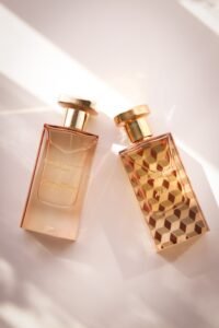 Due boccette di profumo dal design geometrico