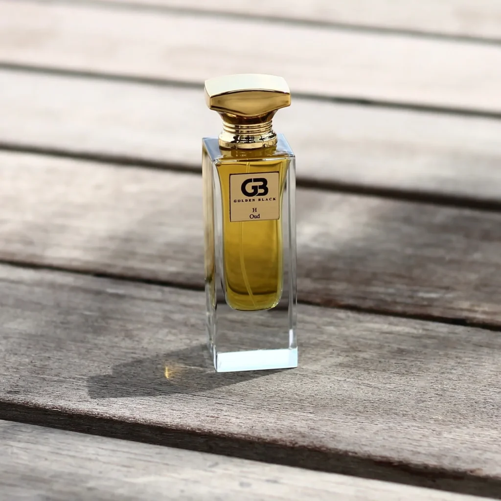Flacone di profumo elegante su assi di legno, luce naturale morbida