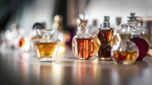 Flacone di profumo trasparente che cattura la luce, dettaglio del vetro