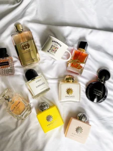 Flat lay elegante con diversi flaconi di profumo di lusso