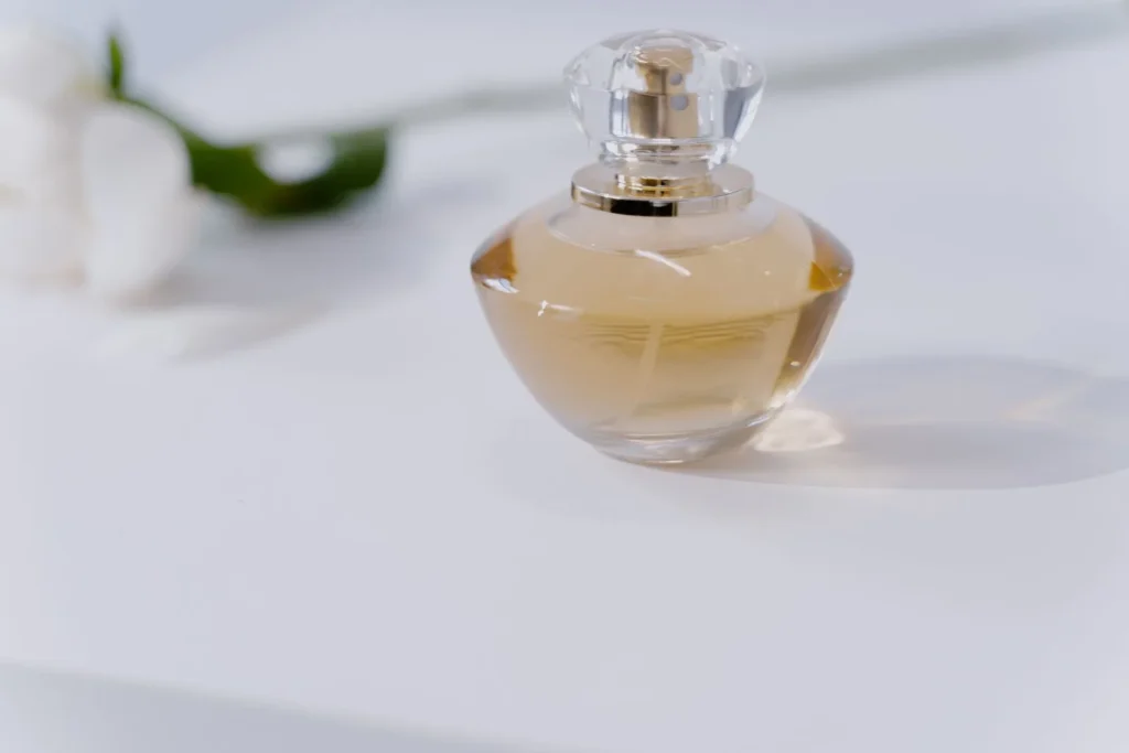 Flacone di profumo trasparente ed elegante su un tavolo chiaro