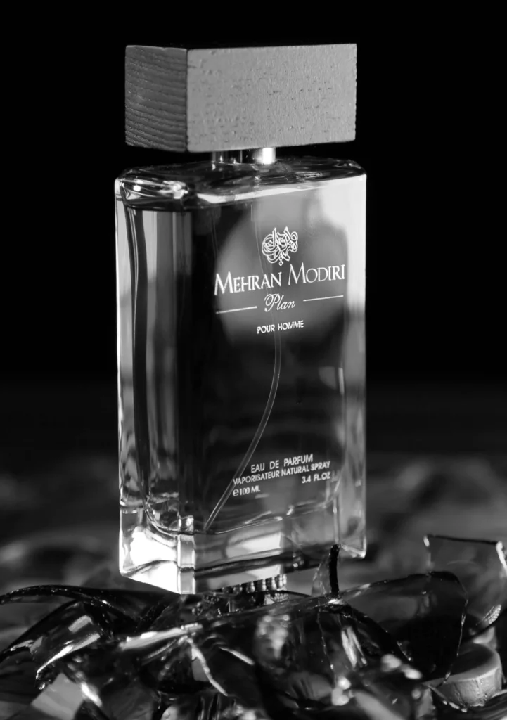 Flacone di profumo fotografato in bianco e nero, atmosfera elegante e senza tempo
